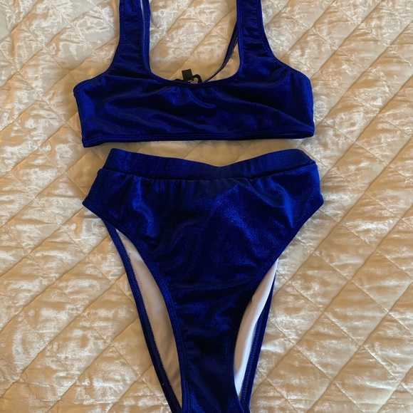 *SOLD OUT* Misguided Velvet Bikini - Picture 5 of 8